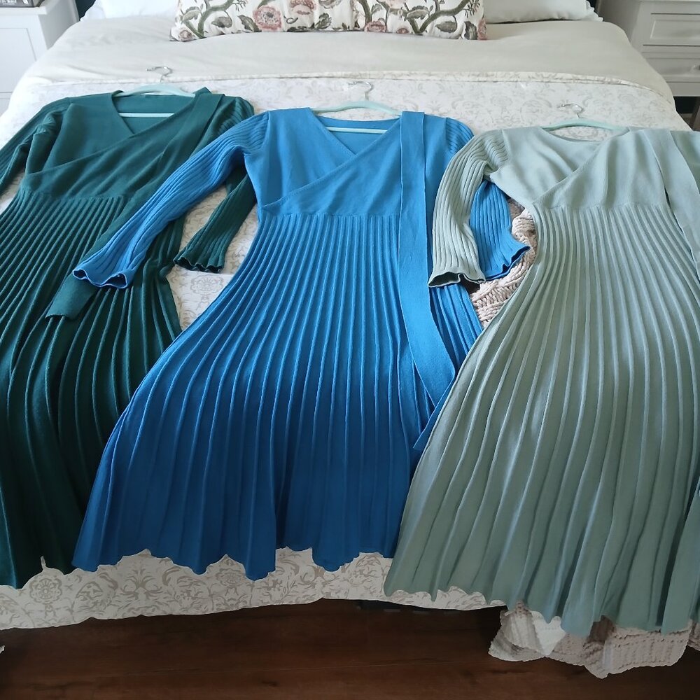 EUC Beautiful Zesica Sweater Dresses in size Medium (Please read description)